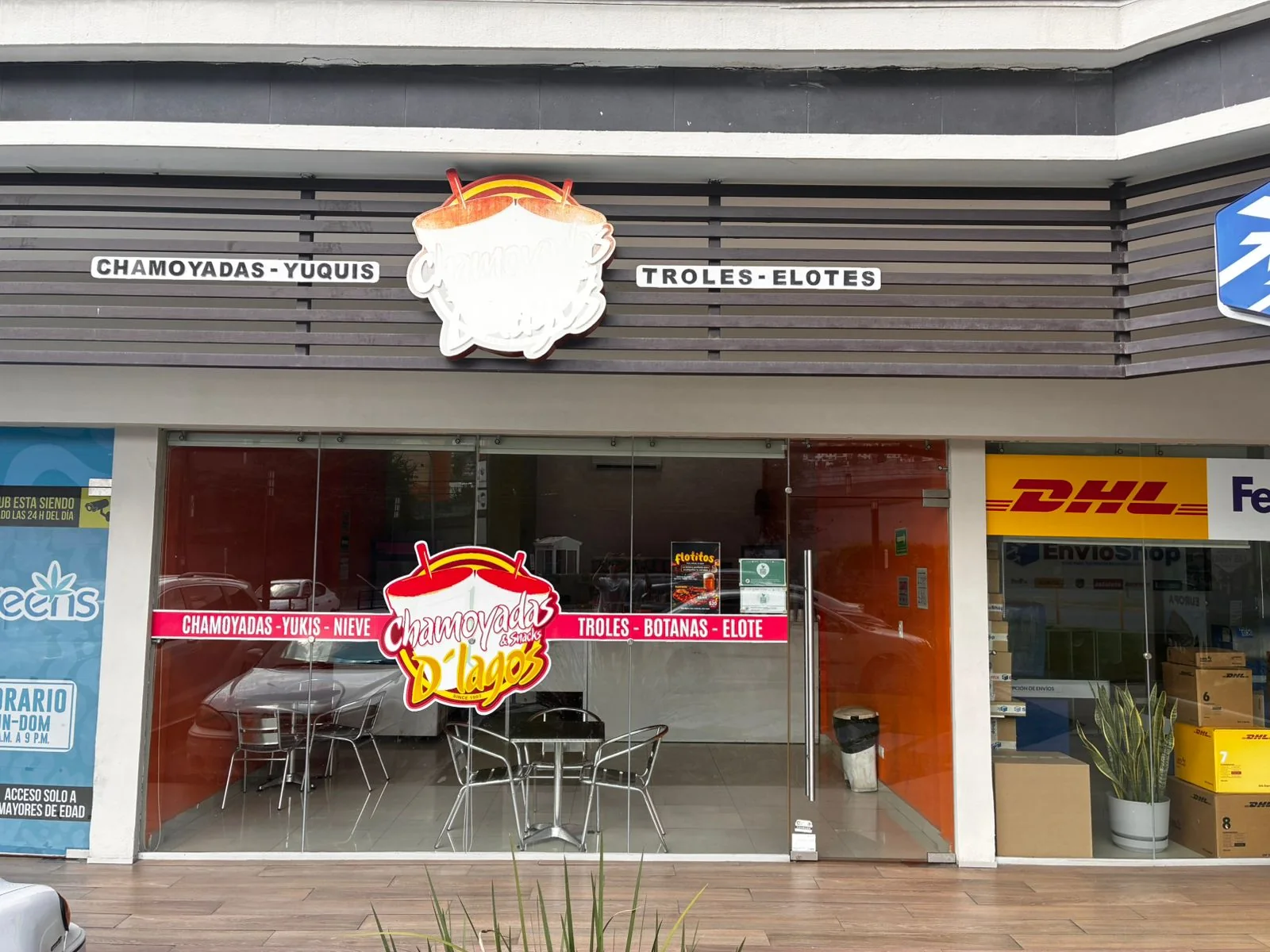 Fachada de Chamoyadas y Snacks D'lagos en Plaza Cortijo del Río